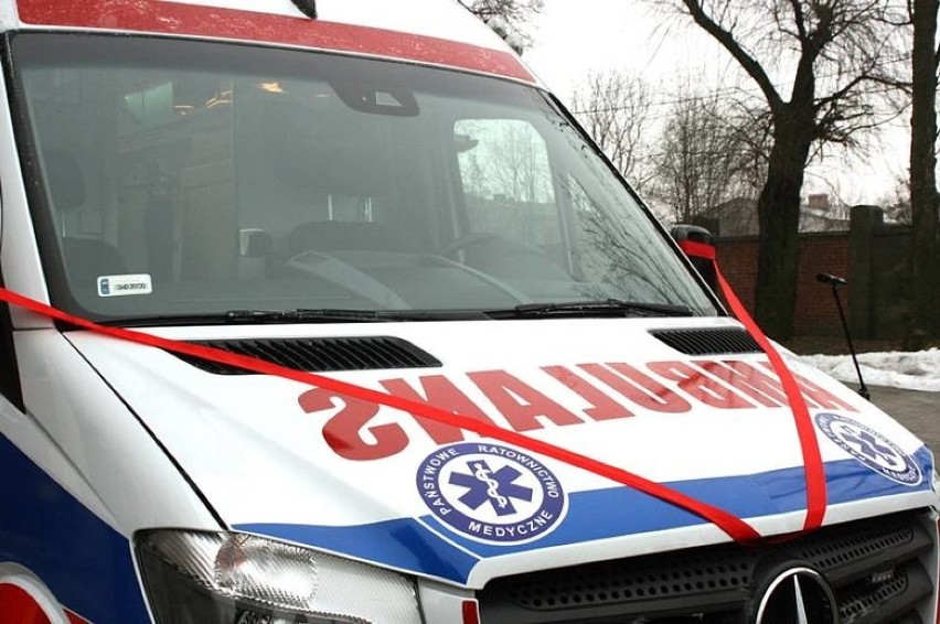 Mężczyzna zaatakował ratowników i zniszczył ambulans
