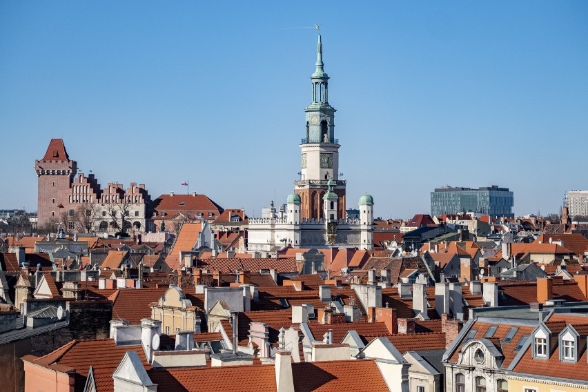 Ratusz na rynku dominuje nad zabudową poznańskiego Starego...