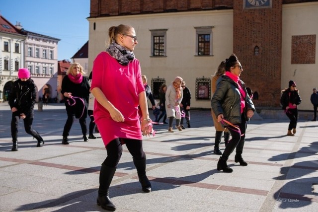 Akcja "One Billion Rising" organizowana jest w Tarnowie już kolejny raz. Uczestnicy i tym razem wspólnie zatańczą przy Ratuszu