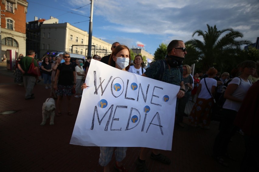 Protest KOD na Rynku w Katowicach: Wolne media. Wolni...