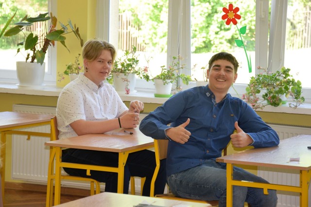 Uczniowie ostatnich klas Szkoły Podstawowej nr 9 w Zduńskiej Woli przed egzaminem z języka polskiego byli nieco zestresowani ale uśmiechnięci.