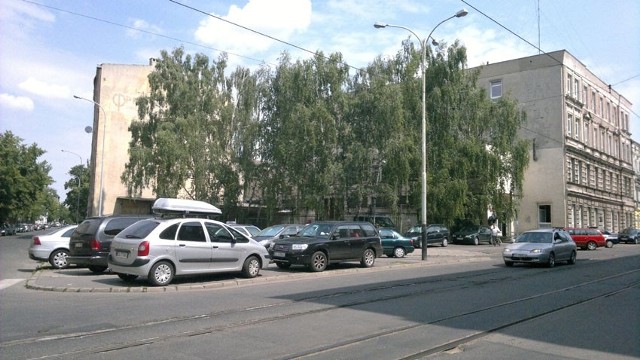 Skwer tuż obok komisariatu na ul. Kopernika od lat służył jako parking.