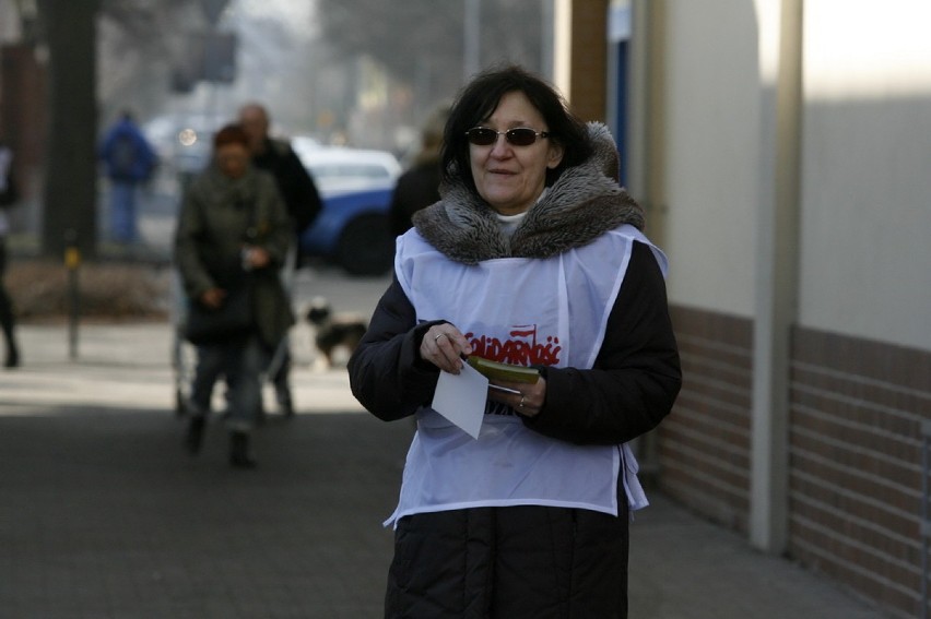 Solidarność protestowała przed Lidlem w Legnicy (ZDJĘCIA)