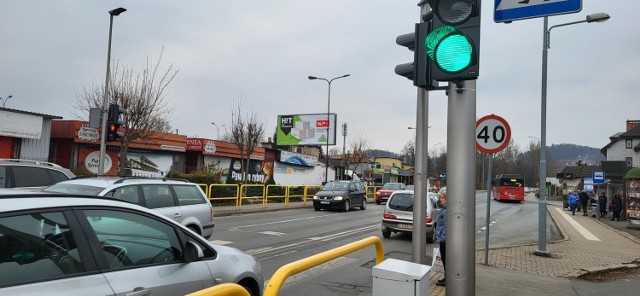 Skrzyżowanie ulic Różyckiego z Ogińskiego na Zabobrzu w Jeleniej Górze, to jedno z najczęściej zakorkowanych miejsc w mieście. Światła mają usprawnić ruch.