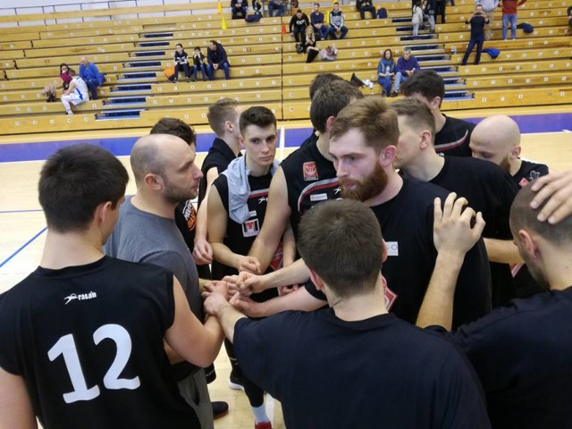 Biofarm Basket Suchy Las – Sklep Polski MKK 55-71 (18-16, 9-23, 16-17, 12-15)
 
Punkty dla Biofarm Basket zdobyli – Marcin Tomaszewski - 20, Wojciech Tomaszewski - 10, Giżyński 9, Jarosław Woroniecki - 7, Jakub Simon - 5, Maksymilian Motel i Igor Burzyński po 2.
 
Punkty dla Sklep Polski MKK Gniezno zdobyli: Piotr Golasiński - 17, Marek Sobkowiak - 15, Emil Rau - 9, Filip Andrzejewski - 8, Michał Szydłowski - 7, Szymon Budnikowski - 6, Dariusz Dobrzycki - 5, Daniel Kotwasiński - 4