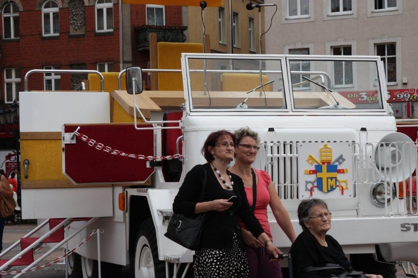 Papamobile w Chojnicach. Zrekonstruowany pojazd Jana Pawła II we wtorek odwiedził miasto [ZDJĘCIA]
