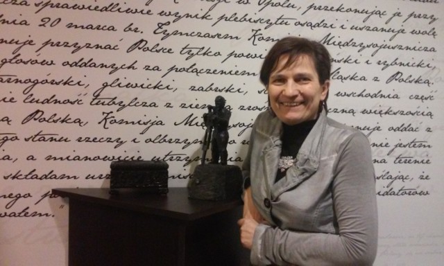 Dyrektor Muzeum Powstań Śląskich, Halina Bieda, z jednym z eksponatów - rzeźbą z węgla.
