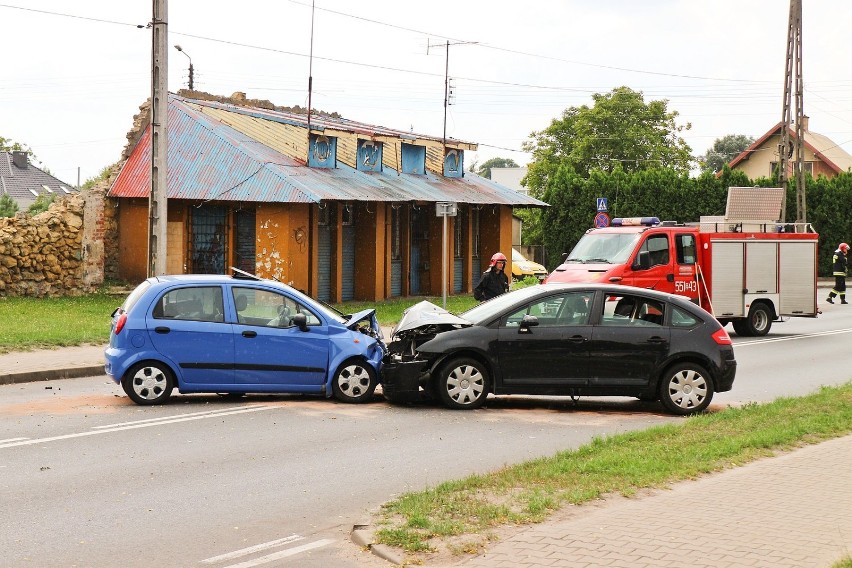 Wypadek na ulicy Kopernika w Wieluniu. Trzy osoby trafiły do szpitala po czołowym zderzeniu dwóch aut[ZDJĘCIA]