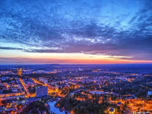 Piła po zachodzie słońca