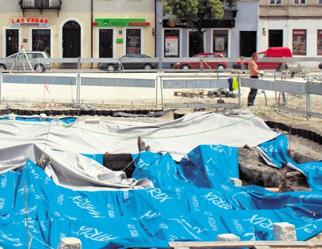 W poniedziałek resztki budowli przykryte były folią