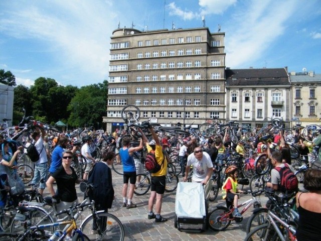 Organizatorzy zachęcali wszystkich do korzystania na co dzień z tego wygodnego środka komunikacji, jakim jest rower. Fot. Łukasz Mic