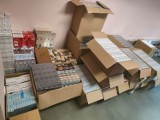 Policja w Płocku. Na Podolszycach znaleziono 13 tys. paczek papierosów bez polskiej akcyzy. Właścicielowi grozi więzienie