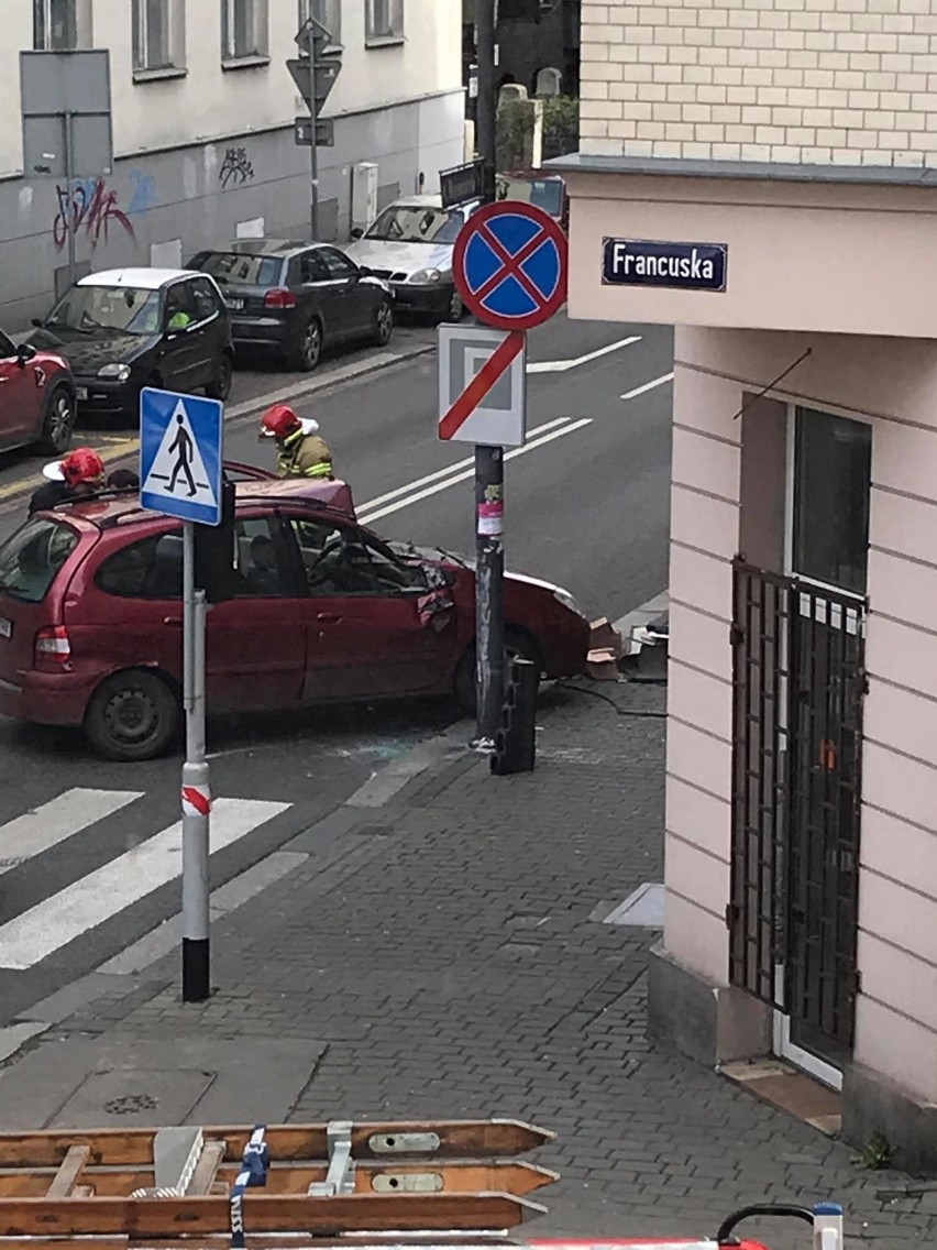 Samochód dachował w centrum Katowic. Nie zaczekał na czerwonym?