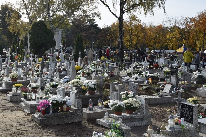 1 LISTOPADA: Na jarocińskich cmentarzach Anioły pilnują dusz zmarłych dzieci [ZDJĘCIA]
