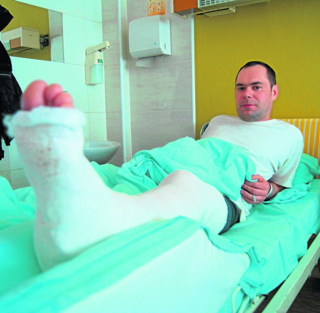 Strażak Krzysztof Kita udział w akcji przypłacił złamaniem nogi