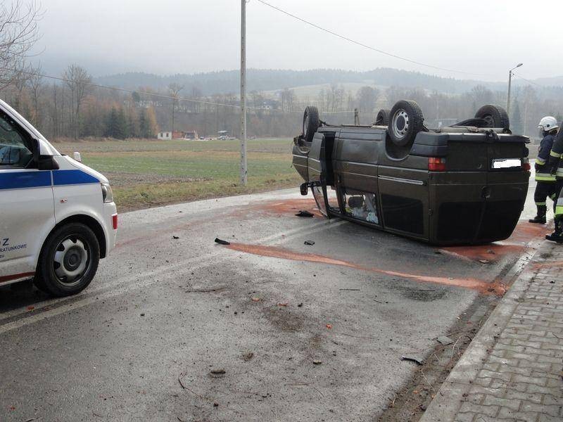 Wypadek Kąclowa: dachowanie VW Transportera [ZDJĘCIA]