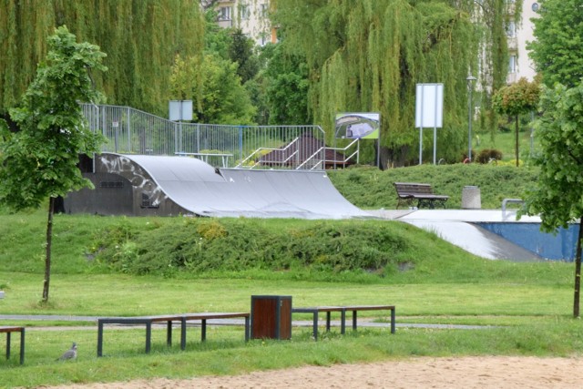 W tę sobotę buski skatepark był pusty, tak samo jak cały otaczający go kompleks boisk przy ulicy Kusocińskiego. Jednak, jeśli pogoda się poprawi, ta sytuacja z pewnością nie potrwa długo. Tak było w ubiegłym tygodniu, kiedy młodzież trenowała tam triki na deskorolkach i hulajnogach. Zobacz też: >>>Powietrzne ewolucje w skateparku w Busku-Zdroju