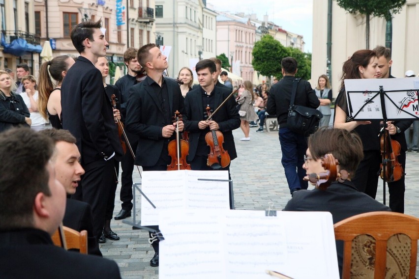 Orkiestra na pl. Łokietka. Muzycy z Ukrainy zagrali dla lublinian. Zobacz zdjęcia