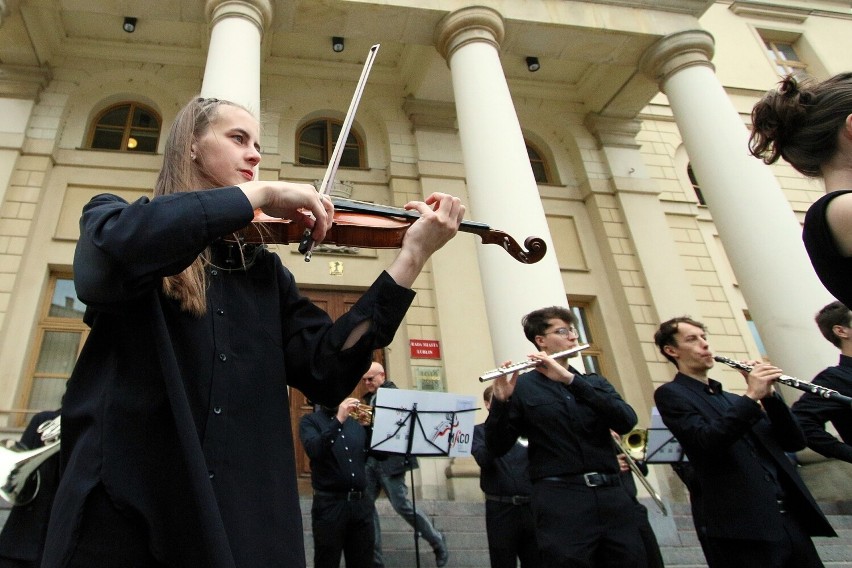 Orkiestra na pl. Łokietka. Muzycy z Ukrainy zagrali dla lublinian. Zobacz zdjęcia