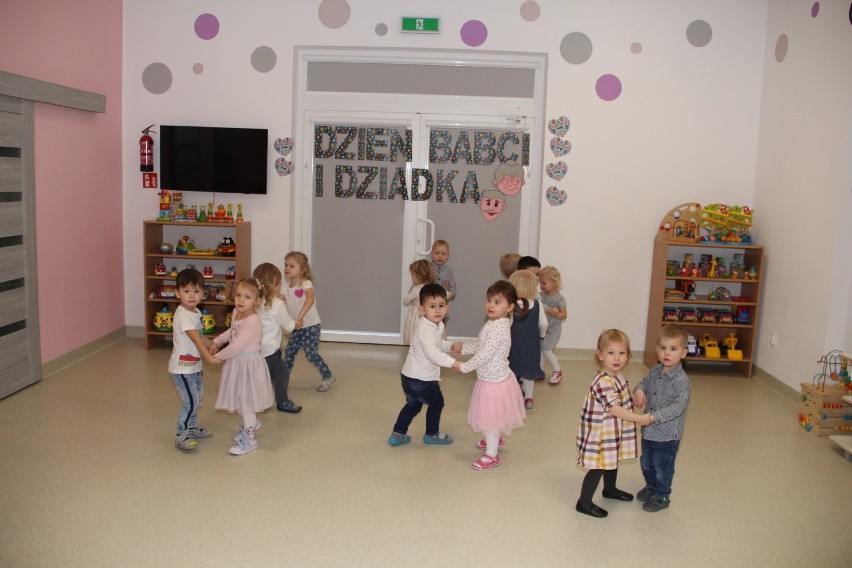 Dzieci ze żłobka przygotowały układ taneczny.