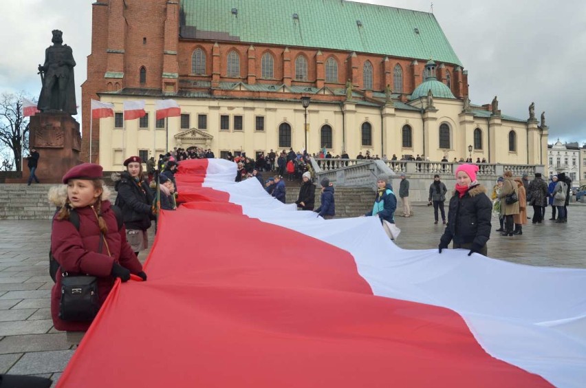Biało-czerwona flaga poniesiona ulicami Gniezna
