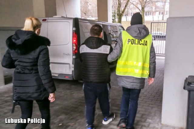 Dzięki pomocy funkcjonariuszy Straży Granicznej, którzy przypadkowo znaleźli się w okolicy, zatrzymany mężczyzna - 19-letni mieszkaniec województwa podkarpackiego - został przewieziony na przesłuchanie do Komendy Miejskiej Policji w Zielonej Górze.