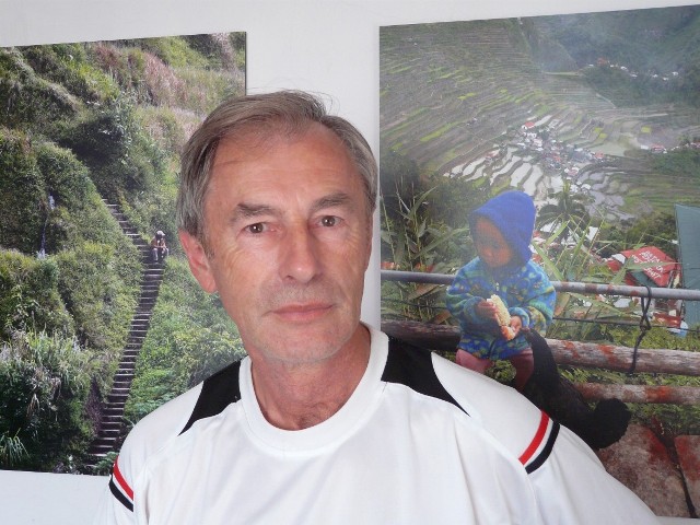 Czesław Polcyn, na tle jednej ze swych fotografii z podróży