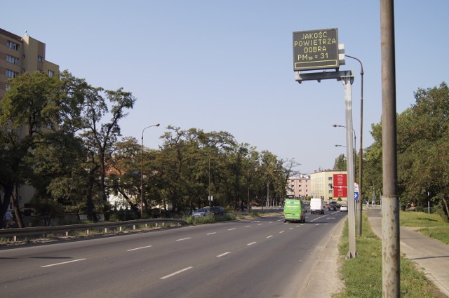 Tablica informująca o jakości powietrza przy ul. Nysy Łużyckiej