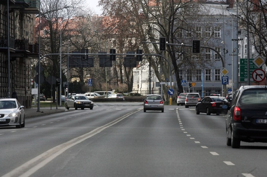Sygnalizacja świetlna na skrzyżowaniu ulic Skarbka i Jaworzyńskiej będzie naprawiona [ZDJĘCIA]