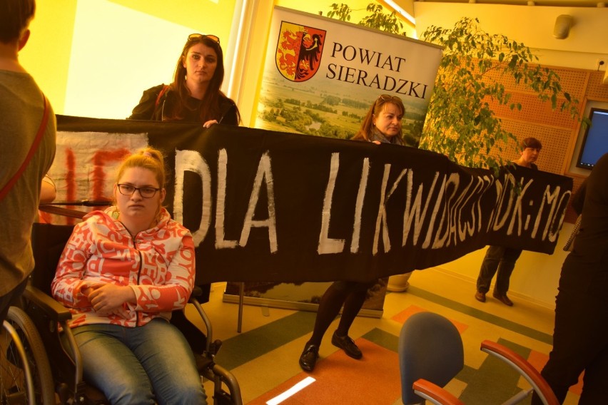 Czy Zespołowi Placówek Wychowania Pozaszkolnego w Sieradzu znowu grozi likwidacja? Tego boją się rodzice i protestują (zdjęcia)