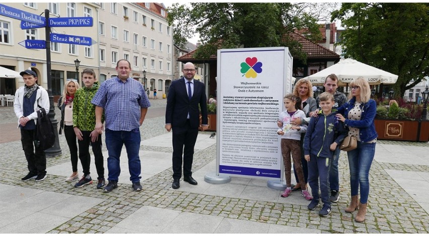 Na Placu Jakuba Wejhera stanęły tablice z informacjami na temat autyzmu 