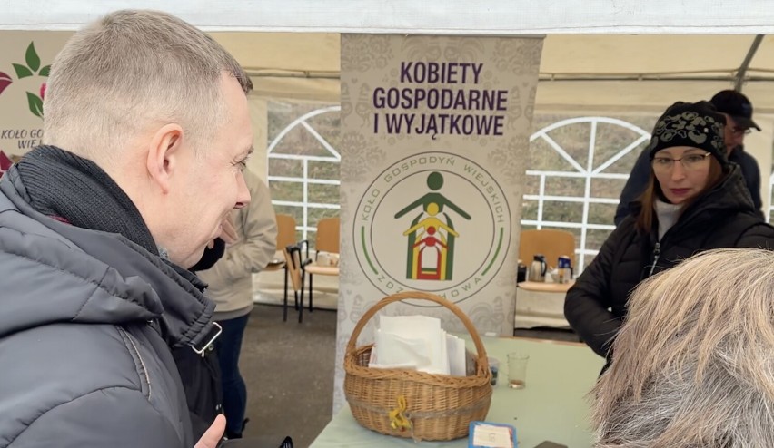 Tłusty Czwartek w gminie Gniezno. Panie z KGW sprzedawały pączki przy Urzędzie Gminy