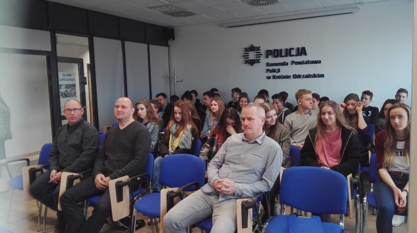 Grupa z Gubina zwiedziła nową komendę powiatową policji w...