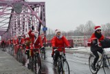 Mikołaje na rowerach rozwieźli paczki dzieciom i seniorom. To już 7. taka akcja w Głogowie. Zdjęcia/Film