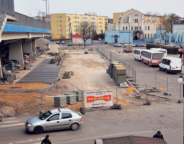 Inwestycja została podzielona na dwa etapy: najpierw budowa parkingu, potem reszty placu