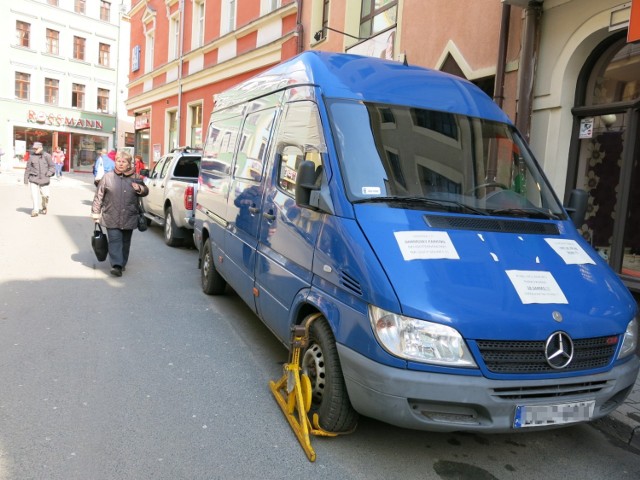 Zaparkował na Solnej i ponad miesiąc auto stało z blokadą.