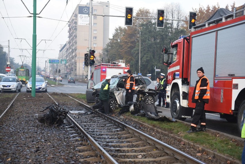 Tramwaj zderzył się z samochodem. Pięć osób rannych