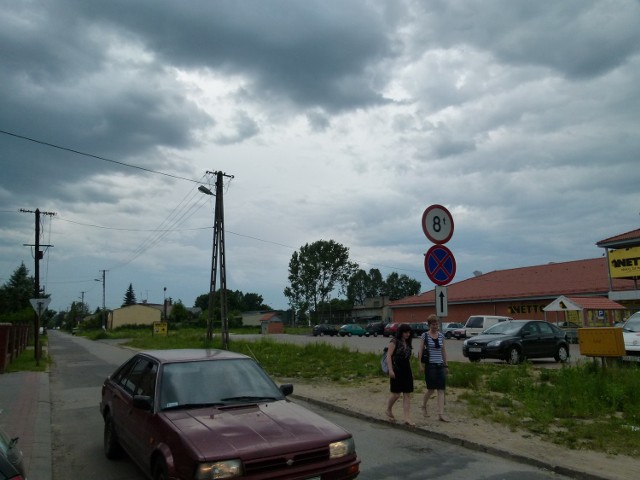 Zdjęcie, które zrobił jeden z mieszkańców, na nim tir łamiący przepisy