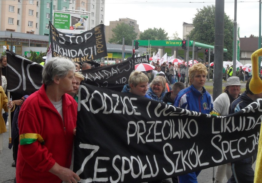 Sosnowiec: protest przeciwko likwidacji Zespołu Szkół Specjalnych nr 1 [ZDJĘCIA]