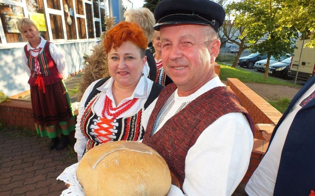 Zespół Folklorystyczno- Obrzędowy „Sołtyski” zaprezentował dożynkowe obyczaje