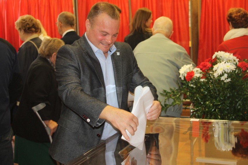 Burmistrz Sulmierzyc w trakcie głosowania