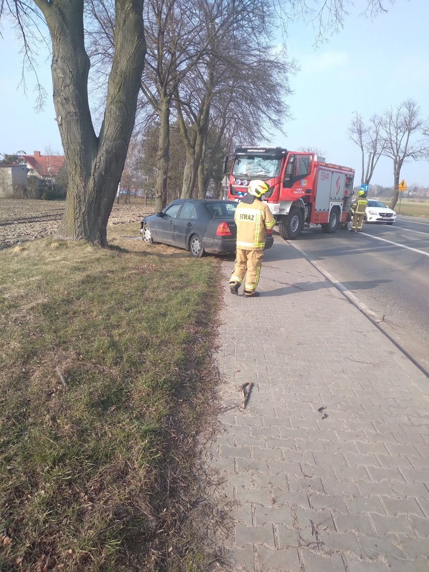 Na DK 45 niedaleko Wielunia staranował znaki drogowe i porzucił uszkodzone auto. To 61-latek z powiatu sieradzkiego FOTO