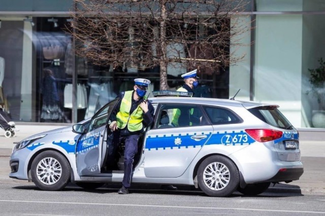 Policjanci zatrzymali 73-letnią mieszkankę Mokotowa. Emerytka umyślnie uszkodziła dwa samochody