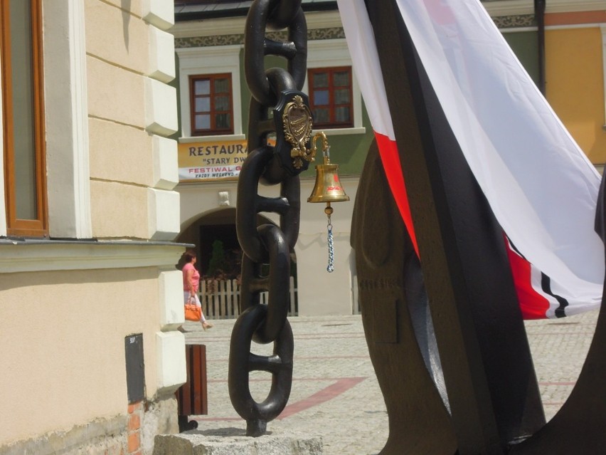 Zamość: Odsłonili kotwicę na Rynku Solnym