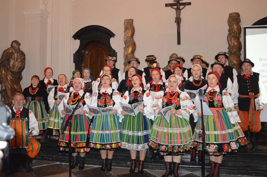 Ksinzoki zaśpiewali po łowicku znane pieśni patriotyczne i wojskowe [ZDJĘCIA]