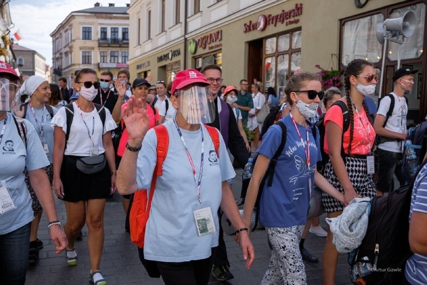 Organizatorzy pieszej pielgrzymki chcąc zmniejszyć...