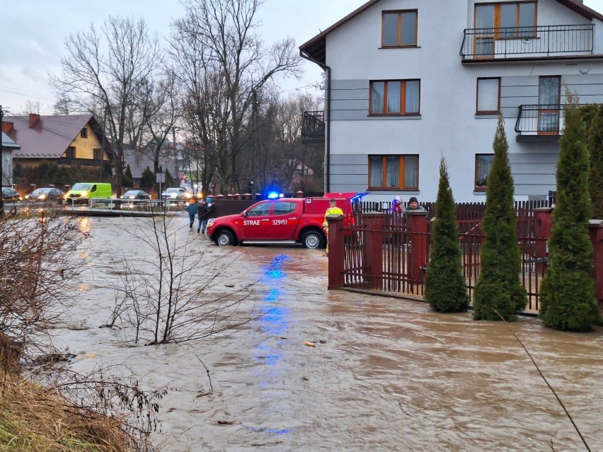W Zielonkach centrum gminy pływało po przejściu fali na...