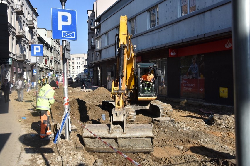 Remont ulicy Targowej w Sosnowcu - zdjęcia. Mieszkańcy znajdujących się tam kamienic skarżą się na problemy z wywozem śmieci