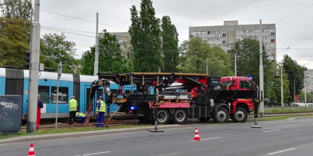 Wykolejenie tramwaju na Legnickiej przy Dolmedzie