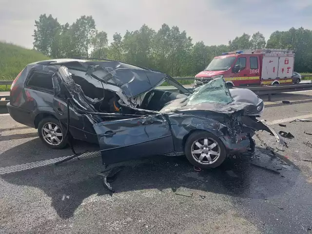 Samochód osobowy z impetem uderzył w tył naczepy tira. Według wstępnych ustaleń, kierowca tira podczas zmiany pasa ruchu zajechał drogę kierowcy samochodu osobowego.